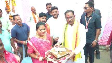 जशपुर: मुख्यमंत्री विष्णुदेव साय ने चराईडांड़ में तेजस्विनी की शादी में पहुंचकर दिया आशीर्वाद
