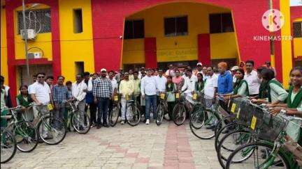 खलारी: खलारी में 393 विद्यार्थियों को साइकिलें मिलेंगी, विधायक ने 25 बच्चों को सौंपी साइकिल