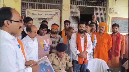 महराजगंज: रतनपुरा माता स्कूल के शिक्षक द्वारा 'आई लव यू पाकिस्तान' बोलने पर बजरंग दल ने मामला दर्ज कराया