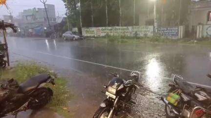 எடப்பாடி: எடப்பாடிக்குட்பட்ட பல்வேறு பகுதிகளில் 2 மணி நேரத்துக்கு மேலாக பெய்த கனமழை  சாலையில் வெள்ளம் தேங்கியதால் பொதுமக்கள் பாதிப்பு