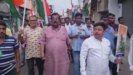 সিউড়ি ১: সিউড়ি ১ নম্বর ব্লক তৃণমূল কংগ্রেসের পক্ষ থেকে বীর সেনাদের প্রতি শ্রদ্ধা জানিয়ে মিছিল করলো
