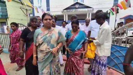 தூத்துக்குடி: பாத்திமா நகர் பகுதியில் முதலமைச்சரின் விரிவான காப்பீடு அட்டைகளை பயனாளிகளுக்கு அமைச்சர் கீதாஜீவன் வழங்கினார்