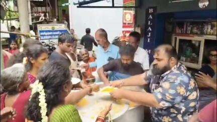 திருவொற்றியூர்: திருவொற்றியூர் ஸ்ரீ கல்யாண வரதராஜ பெருமாள் தேர் திருவிழாவை முன்னிட்டு காங்கிரஸ் பொறியாளர் பிரிவு மாவட்ட செயலாளர் அன்னதானம் வழங்கினார்.