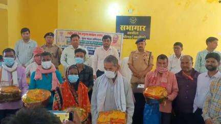 माधौगढ़: तहसील सभागार माधौगढ़ में 10 टीबी मरीजों को किट का किया गया वितरण; एडीएम, पुलिस अधीक्षक और एसीएमओ रहे मौजूद