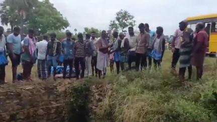 சாத்தான்குளம்: மீரான் குளம் அருகே சாலை ஓரம் உள்ள கிணற்றில் ஆம்னி கார் கவர்ந்து விபத்து ஐந்து பேர் பலி மூவர் உயிருடன் மீட்பு