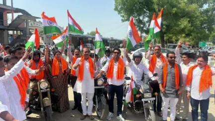 रेवदर: रेवदर अनादरा में भारतीय सेना की हौसला अफजाई में नागरिकों ने निकाली तिरंगा रैली, भाजपा जिलाध्यक्ष पूर्व विधायक रहे मौजूद