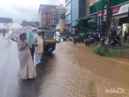 ಹಾವೇರಿ: ನಗರದ ಮಳೆ ಹಾನಿ ಪ್ರದೇಶಗಳಿಗೆ ನಗರಸಭೆ ಅಧ್ಯಕ್ಷೆ ಶಶಿಕಲಾ ಮಾಳಗಿ ಭೇಟಿ, ಪರಿಶೀಲನೆ