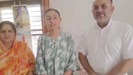 अम्ब: प्रदेश भाजपा सचिव राजेश ठाकुर ने विज्ञान संकाय में टॉपर रही महक को किया सम्मानित