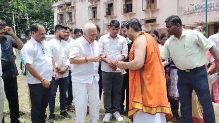 ದಾಂಡೇಲಿ: ಅಂಬೇವಾಡಿಯಲ್ಲಿ ₹8 ಕೋಟಿ ವೆಚ್ಚದ ವಸತಿ ಕಾಲೇಜು ಕಟ್ಟಡ ಕಾಮಗಾರಿಗೆ ಶಾಸಕ ಆರ್.ವಿ.ದೇಶಪಾಂಡೆ ಶಂಕುಸ್ಥಾಪನೆ