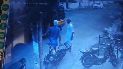 பொள்ளாச்சி: பத்ரகாளியம்மன் கோவில் வீதியில் ஆட்டோ ஓட்டுநர் மீது இரும்பு ராடால் தாக்குதல்- சிசிடிவி காட்சிகள் வெளியீடு