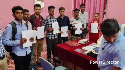 सारवां: अंचल कार्यालय में 8 नव नियुक्त चौकीदारों ने सीओ के समक्ष योगदान दिया, सीओ ने नियमावली की जानकारी दी