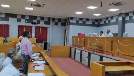 ಚಳ್ಳಕೆರೆ: ತಾಲ್ಲೂಕು ಪಂಚಾಯಿತಿಯಲ್ಲಿ ವಿವಿಧ ಇಲಾಖೆ ಅಧಿಕಾರಿಗಳ ಪ್ರಗತಿ ಪರಿಶೀಲನಾ ಸಭೆ