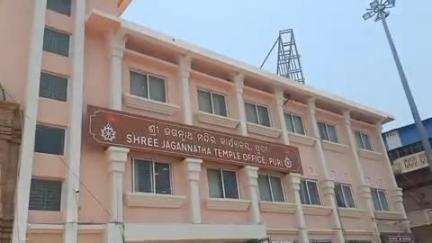 ପୁରୀ ମ୍ୟୁନିସିପାଲଟି: ଡାଇନିଂ ଟେବୁଲରେ ମହାପ୍ରସାଦ ସେବନ ଭିଡିଓ ଭାଇରାଲ ଘଟଣା, ପରମ୍ପରା ବିରୋଧୀ କାର୍ଯ୍ୟରୁ ବିରତ ପାଇଁ ଶ୍ରୀମନ୍ଦିର କାର୍ଯ୍ୟାଳୟରୁ ଅନୁରୋଧ