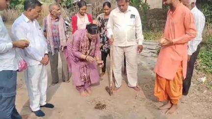 તિલકવાડા: નાદોદ ધારાસભ્ય દર્શનાબેન દેશમુખના હસ્તે અલવા ગામે નવા આરસીસી રોડનું ખાત મુહૂર્ત કરાયો