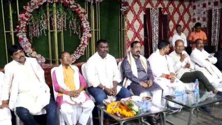धनबाद/केंदुआडीह: लुबी सर्कुलर रोड स्थित विवाह भवन में झारखंड के पूर्व नेता प्रतिपक्ष अमर बाउरी पहुंचे, मीडिया से की बातचीत
