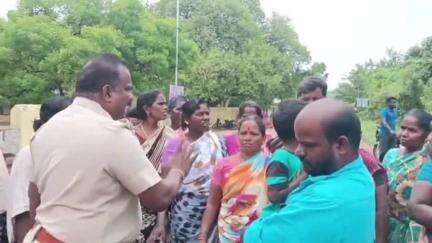 ஆத்தூர்: கோவில் கட்டியதற்கு எதிர்ப்பு தெரிவித்த நபரை கண்டித்து வளையமாதேவி பகுதியில் பொதுமக்கள் சாலை மறியல்
