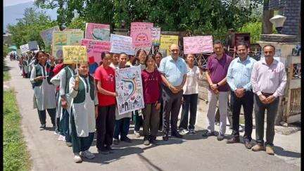 जोगिंदर नगर: छात्रा स्कूल जोगिंदरनगर की स्वीप कार्यक्रम के तहत निकाली गई रैली को एसडीएम ने किया रवाना