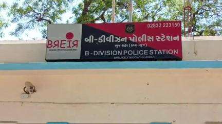 ભુજ: કચ્છ યુનિવર્સિટી નજીક કૂતરું આડે આવતા આધેડ મહિલા ઘાયલ