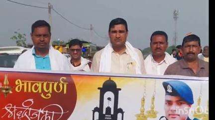 नवादा: कादिरगंज मोड़ पर मुखिया दीपक कुमार की देखरेख में अपने गांव के शहीद जवान का काफिला किया गया रिसीव