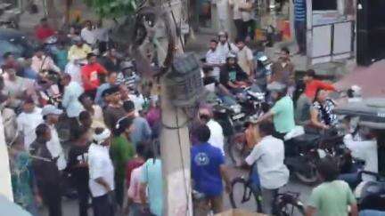 🛑अलीगढ़:-महिला और अधिवक्ता में मारपीट,मारपीट का वीडियो हुआ वायरल,जमकर चले दोनों तरफ से थप्पड़।
#aligarh #news