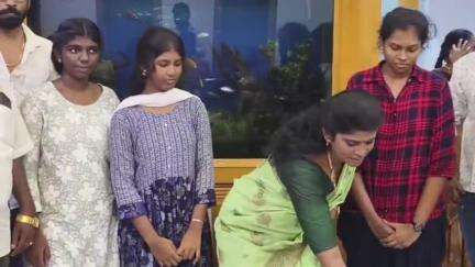 தூத்துக்குடி: 10ம் வகுப்பு பொதுத் தேர்வில் மாநில அளவில் வெற்றி மாணவிகளுக்கு தாமஸ் நகரில் தவெக சார்பில் கேக் வெட்டி, கல்வி கட்டண தொகை வழங்கி பாராட்டு