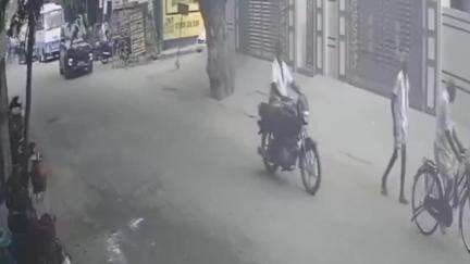சாத்தான்குளம்: திருச்செந்தூர் சாலையில் லாரி மீது லோடு ஆட்டோ மோதும் சிசிடிவி காட்சிகள் வெளியாகிய பரபரப்பு