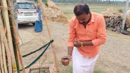 महागामा: मोहनपुर निवासी पप्पू भाई ने श्रीपुर गांव में हनुमान जी की प्रतिमा स्थापित की, परिवार संग की पूजा