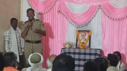बाळापूर: शहरातील छत्रपती शिवाजी महाराज सभागृह येथे न.प. माजी उपाध्यक्ष यांच्यासह शहीद जावानांना सामूहिक रित्या श्रद्धांजली अर्पण