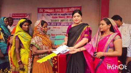 जमुई: घनबेरिया आदिवासी टोला में DM ने कहा- अंबेडकर समग्र योजना में SC/ST के लोगों को योजनाओं का कार्ड दिया जा रहा है
