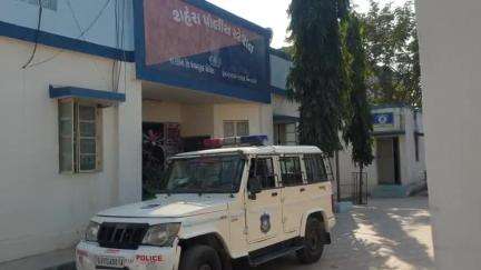 શહેરા: શહેરા પોલીસે મંગલપુર ગામના રહેણાંક મકાનમાંથી વિદેશી દારૂના ૪ ક્વાટરિયા ઝડપી પાડયા હતા