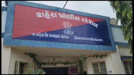 શહેરા: શહેરા પોલીસે નરસાણા ગામના એક રહેણાંક મકાનમાંથી વિદેશી દારૂની ૬ બોટલો ઝડપી પાડી હતી