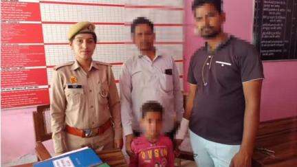 खैर: ऑपरेशन मुस्कान के तहत थाना खैर पुलिस टीम ने 04 वर्षीय गुमशुदा बच्चे को 02 घंटों में तलाश कर परिजनों को किया सुपुर्द