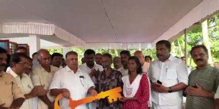 അമ്പലപ്പുഴ: വെണ്മണിയിൽ നിർധന കുടുംബത്തിന് നിർമ്മിച്ചു നൽകിയ വീടിന്റെ താക്കോൽദാനം  മന്ത്രി സജി ചെറിയാൻ നിർവഹിച്ചു