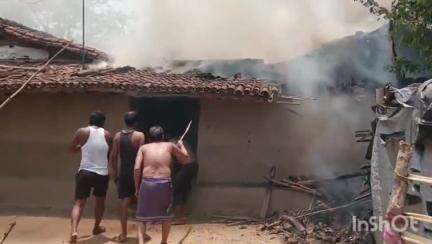 जयनगर: कच्चे मकान में आग लगने से नगदी समेत अन्य सामान जला, मुआवजे की मांग, ज़मीन के कागजात भी जले