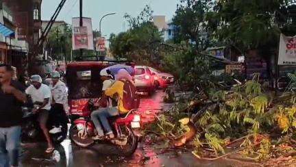 বারাবনী: রূপনারায়ণপুরে ঝড়ের তাণ্ডব, ভেঙে পড়লো একাধিক গাছ ও বিদ্যুৎ এর খুঁটি,বিচ্ছিন্ন বিদ্যুৎ পরিষেবা