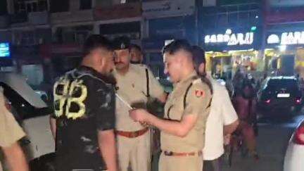 करनाल: सेक्टर 12 मार्केट में गाड़ियों में बैठकर शराब पीने वालों पर पुलिस की कार्रवाई