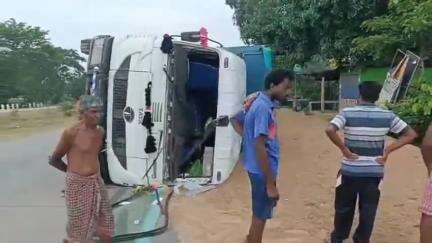 নারায়ণগড়: রানীসরাই এলাকায় জাতীয় সড়কের উপরে নিয়ন্ত্রণ হারিয়ে উল্টে গেল বালি বোঝাই ডাম্পার