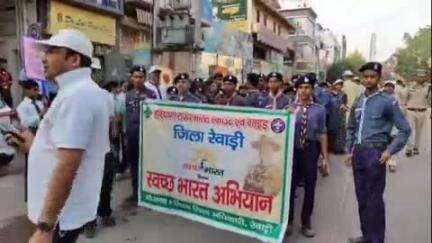 रेवाड़ी: शहर के सर्कुलर रोड पर लक्ष्मण यादव के नेतृत्व में चलाया गया सफाई अभियान
