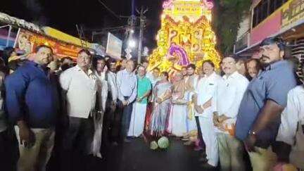குடியாத்தம்: கோபாலபுரம் உள்ளிட்ட வெவ்வேறு பகுதியில் ஒரே நேரத்தில் மூன்று புஷ்ப பல்லுக்கு திருவீதி உலா விடிய விடிய நடைபெற்ற பூப்பலுக்கு ஊர்வலம்