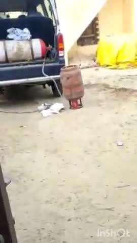 अलीगंज: राजा का रामपुर कस्बे में ईको कार में अवैध रूप से LPG गैस सिलेंडर से गैस रिफिलिंग का वीडियो आया सामने