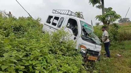 দাঁতন ১: সোনাকনিয়া তে জাতীয় সড়কের ধারে নিয়ন্ত্রণ হারিয়ে উল্টে গেল যাত্রী বোঝাই প্রাইভেট গাড়ি, আহত ৫ জন যাত্রী