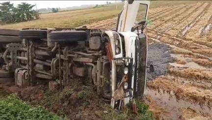 ময়ূরেশ্বর ১: ড্রাইভারের অন্যমনস্কতার কারণে গদাধরপুর বাজার সংলগ্ন ধানের জমিতে উল্টে গেল পাথর বোঝাই ডাম্পার