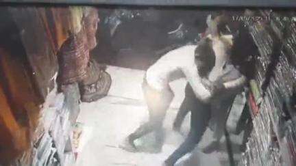 ब्यावरा: कपड़ा बाजार में दुकान में घुसकर साड़ी दुकानदार से मारपीट, घटना सीसीटीवी में कैद, मामला दर्ज