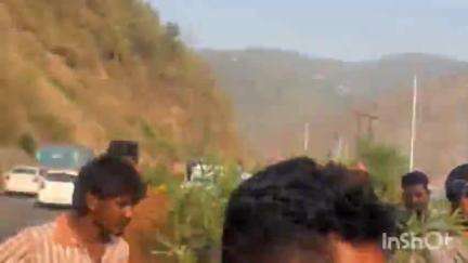 सोलन: परवाणु थाना के तहत TTR बाईपास के पास NH-5 पर कैंटर के पिछले दोनों टायरों में लगी आग, अग्निशमन विभाग ने आग पर पाया काबू