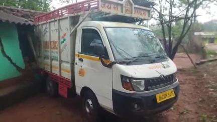 नोआमुंडी: नोवामुंडी के तोड़ेतोपा गांव में अनियंत्रित हाथी वाहन घर में घुसा, एक बच्ची घायल