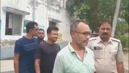 ব্যারাকপুর ২: বাংলাদেশী দুই জলদস্যুকে আগ্নেয়াস্ত্র সমেত রহড়া থেকে গ্রেপ্তার করল রহড়া থানার পুলিশ