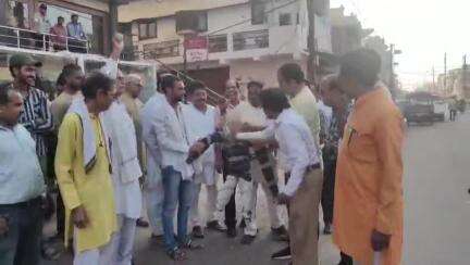 नरसिंहपुर: जिला कांग्रेस कार्यालय के सामने कांग्रेस कार्यकर्ताओं ने किया विरोध प्रदर्शन, मंत्री विजय शाह का जलाया पुतला