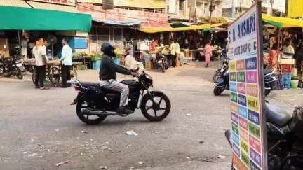 नारायणगंज: नारायणगंज में अतिक्रमण का बोलबाला, बीच सड़क बनी सब्जी मंडी
दुकानदारों ने भी सड़क में किया कब्जा#jansamasya