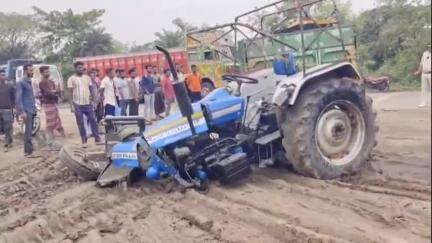 দুবরাজপুর: আলম বাবার মোড়ের কাছে ট্রাক্টর-বাসের ধাক্কা; আহত ট্রাক্টর চালক, কিছুক্ষণের জন্য জাতীয় সড়কে ব্যাহত হয় যান চলাচল