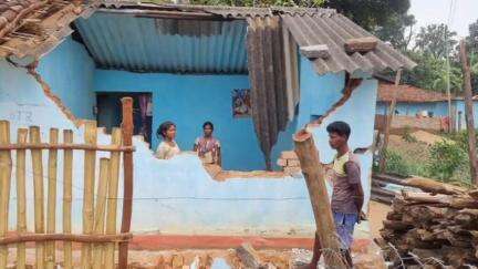 रनियां: खुदबीर गांव में जंगली हाथी ने घर तोड़ा, वनरक्षी ने किया मुआयना